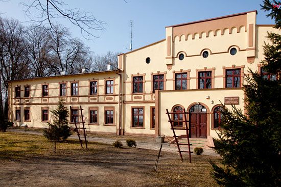 Palac w Wieckach, obecnie budynek szkoly.